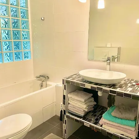 Maison Familiale Parisienne: Spacious 3-bedroom With Garden And Parking Apartment La Garenne-Colombes
